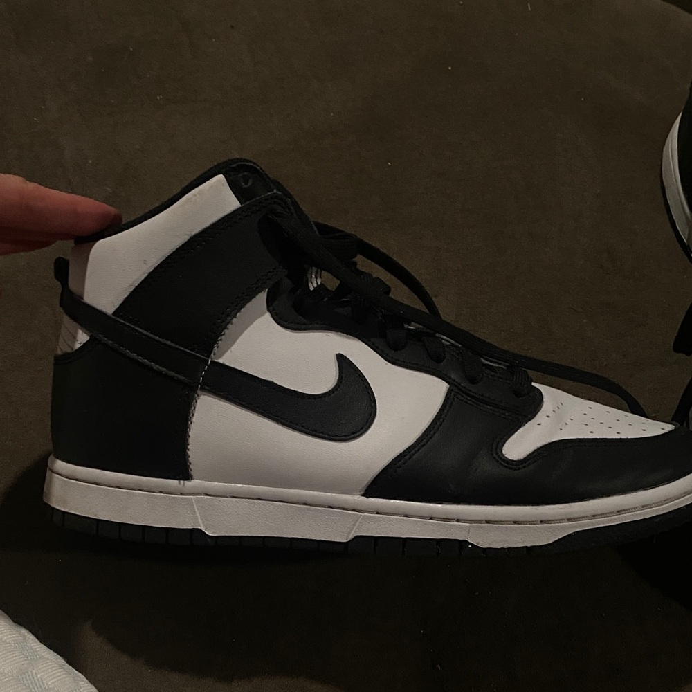Nike Men's Black and White High-Top Sneakers